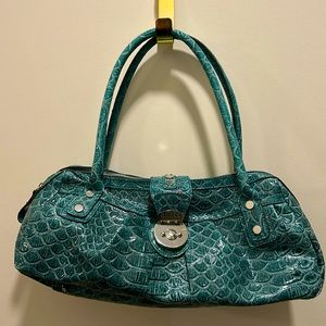 Guess brand sassy teal purse with magnetic closure and zippered pockets